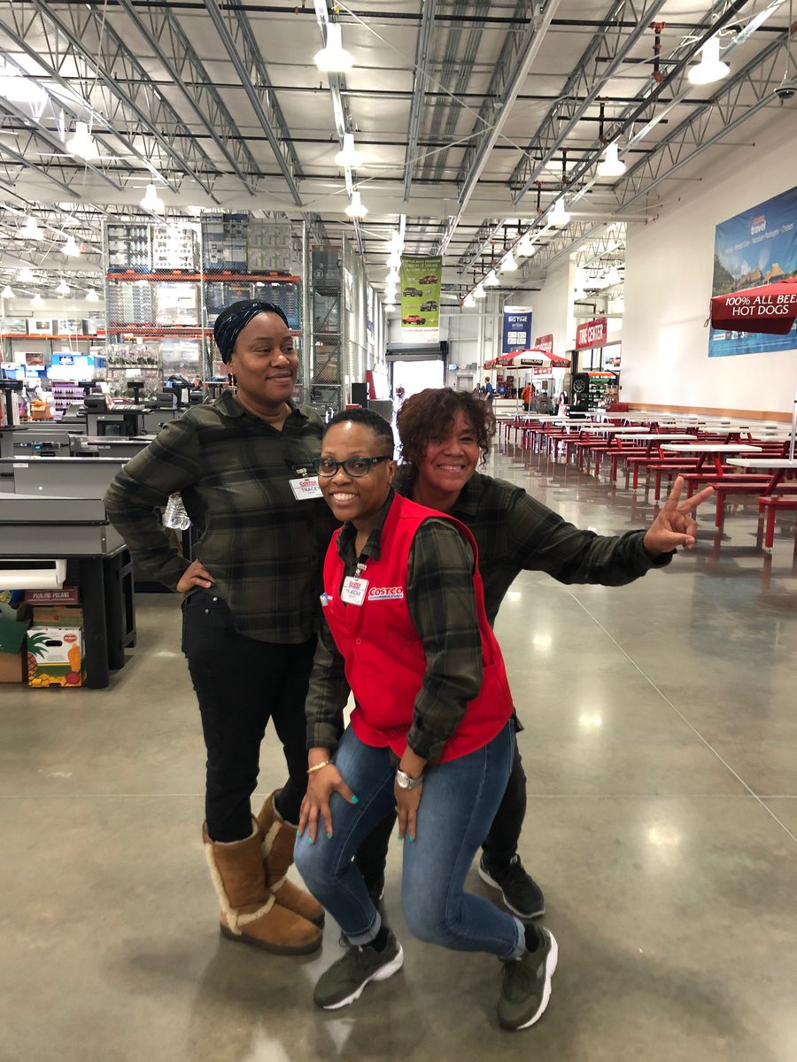 Makicha1's tweet photo. Having fun at work with some of my employees love what I do 😘 https://t.co/ZyNcvLNCfx