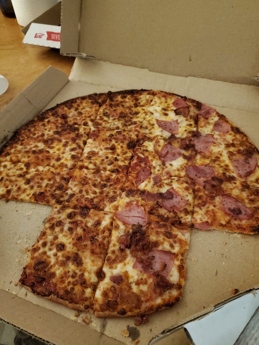 T_poolio's tweet photo. @dominos is thin crust normally cut into squares? https://t.co/vFuwyNU67a