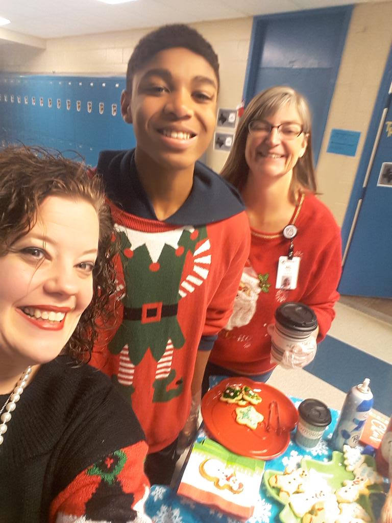 ajlivingston200's tweet photo. @wildcats_wms last day before break and enjoying cookies and hot chocolate #bestyearyet #waysidescience #WMS2019 https://t.co/gLXJEwkFCB