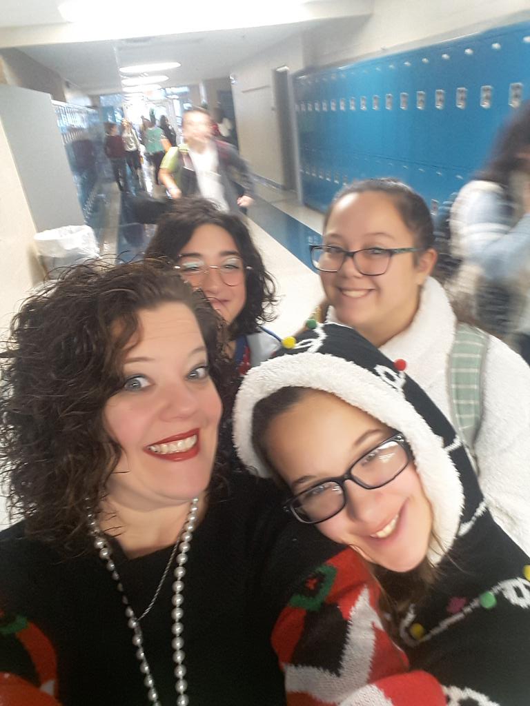 ajlivingston200's tweet photo. @wildcats_wms last day before break and enjoying cookies and hot chocolate #bestyearyet #waysidescience #WMS2019 https://t.co/gLXJEwkFCB