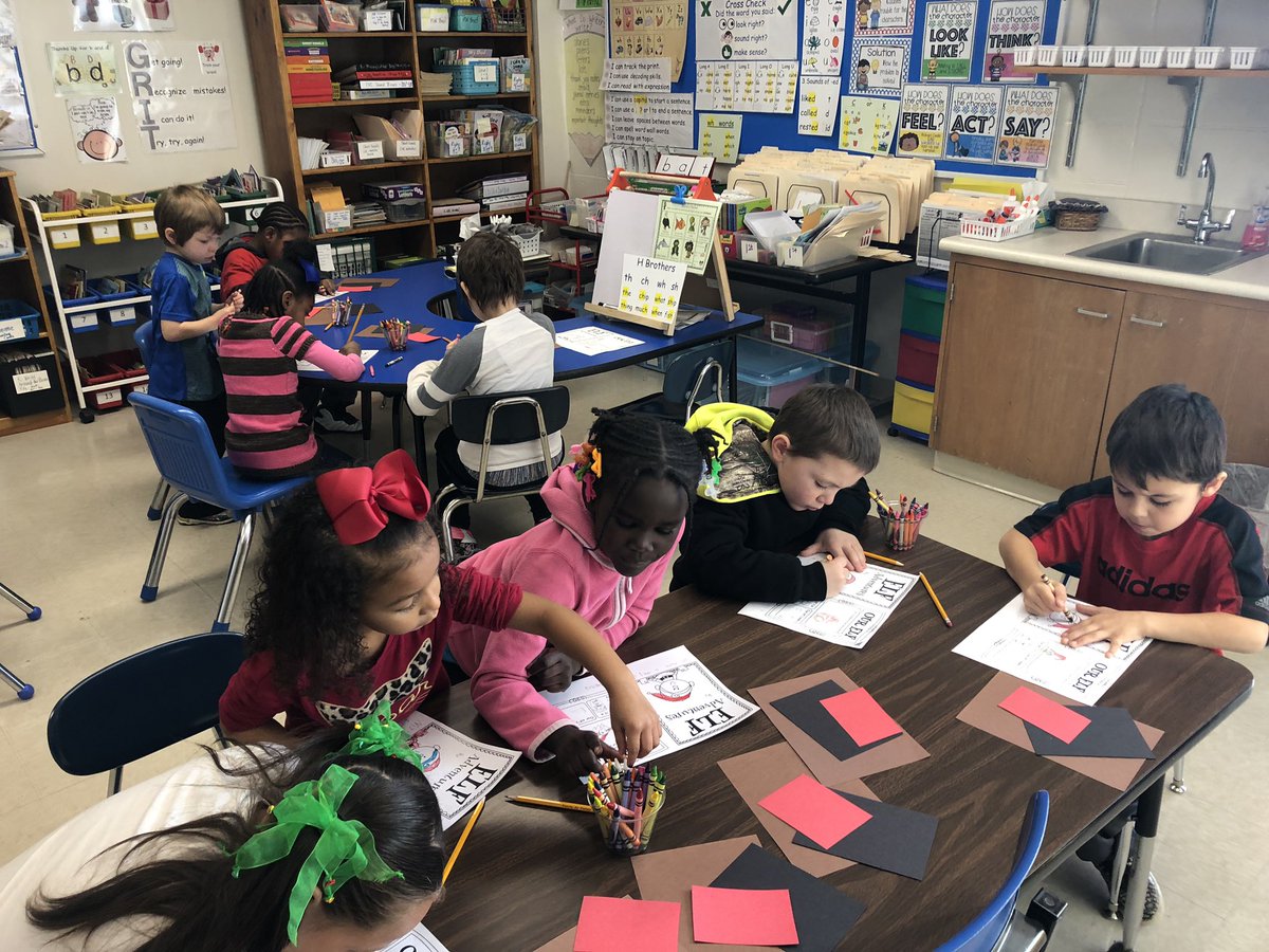 LauraSaey's tweet photo. 1st Grade Friends writing about our class Elf! #wearesteele https://t.co/oPAms1ONu4