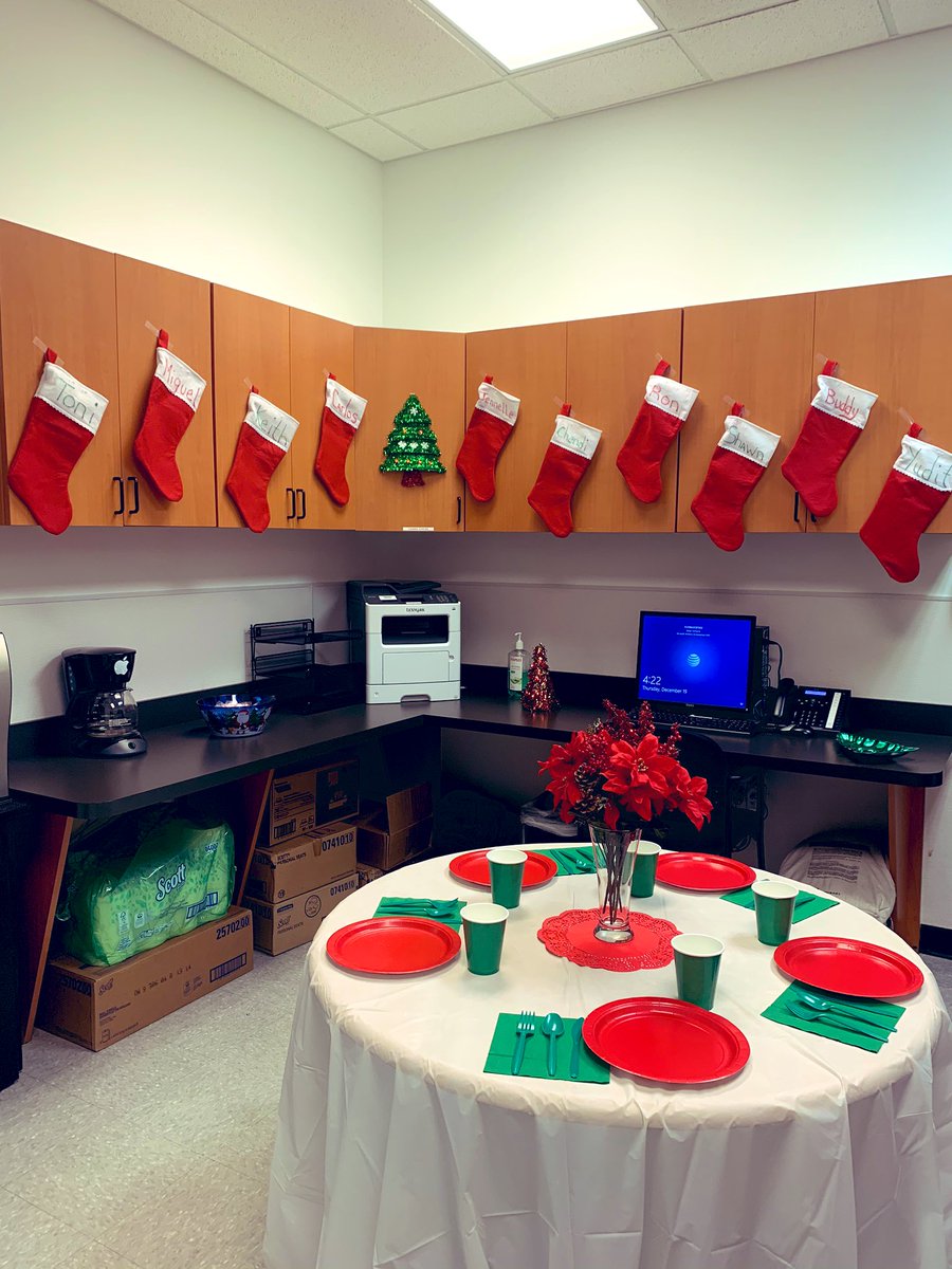 ToniBraxton222's tweet image. Celebrating Spirit Week with some back room decorating 🎄🎅🏽 🎁#OneFLAHoliday #COLONIALCLOSERS #NaughtyOrNice @jrluna11 @MilagrosMontout @drew_wagz @One_FLA @chris_herget