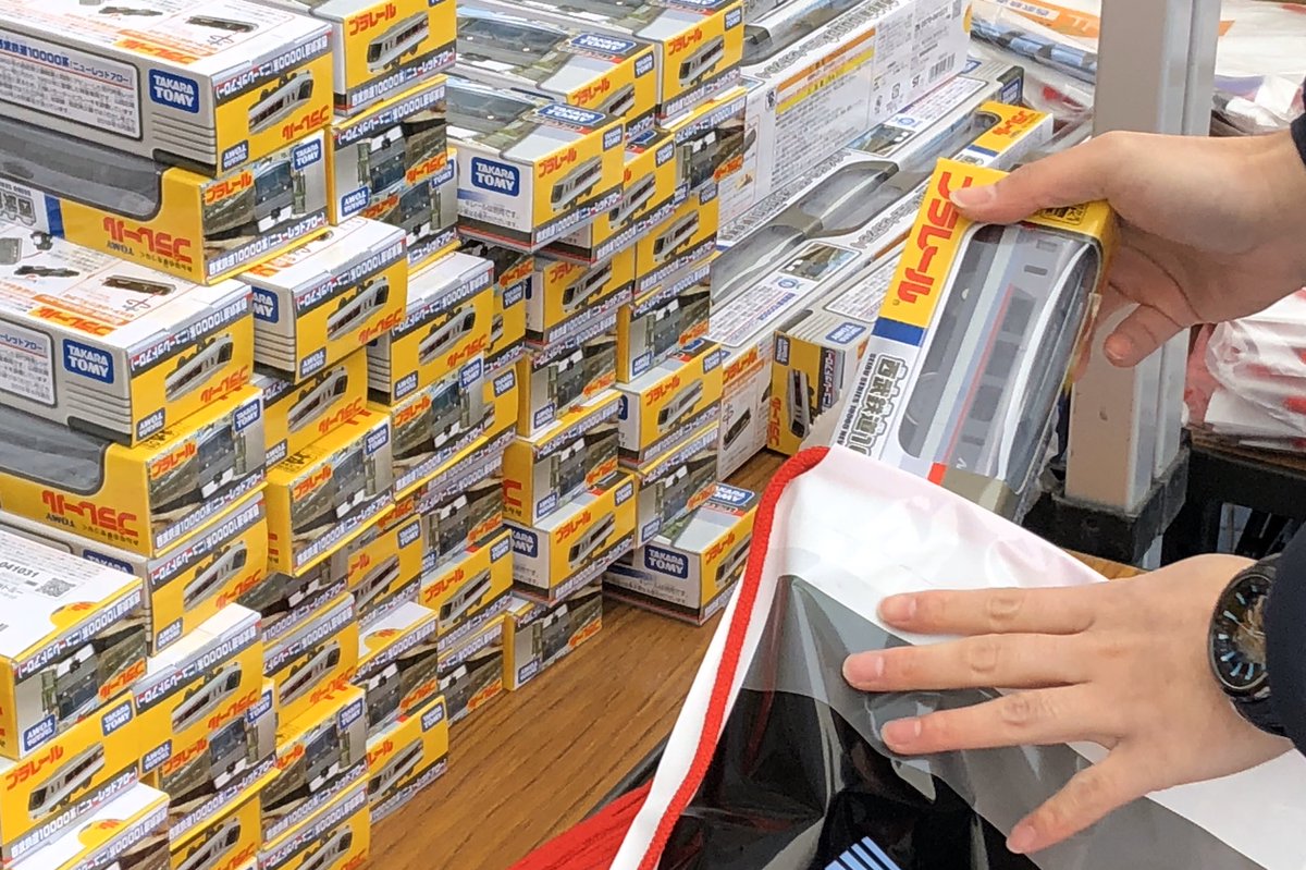 西武鉄道 駅ナカ コンビニ トモニー プラレール 西武鉄道系 ニューレッドアロー の先行発売スタートしました 21日と22日は西武池袋本店で開催です 西武鉄道 トモニー 西武池袋本店 プラレール