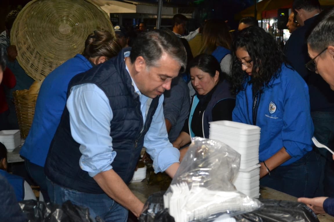 EdwinEscobarGT's tweet photo. Compartiendo tamal y ponche con los vecinos de Villa Nueva en el Parque Central. Mis mejores deseos en estas fiestas de fin de año, en las que Dios sea el centro de cada festividad y que los regalos sean paz, bendiciones y prosperidad. “Muy feliz Navidad” y un prospero año 2020. https://t.co/pABXmjNILf