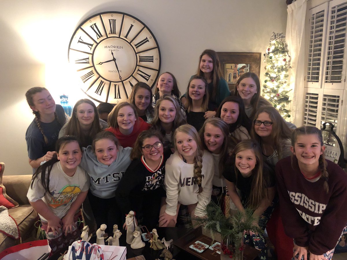 OMSSoftball1's tweet photo. Amazing night at our Christmas party! Can’t wait for the 2020 season! https://t.co/fHST9iMSyO