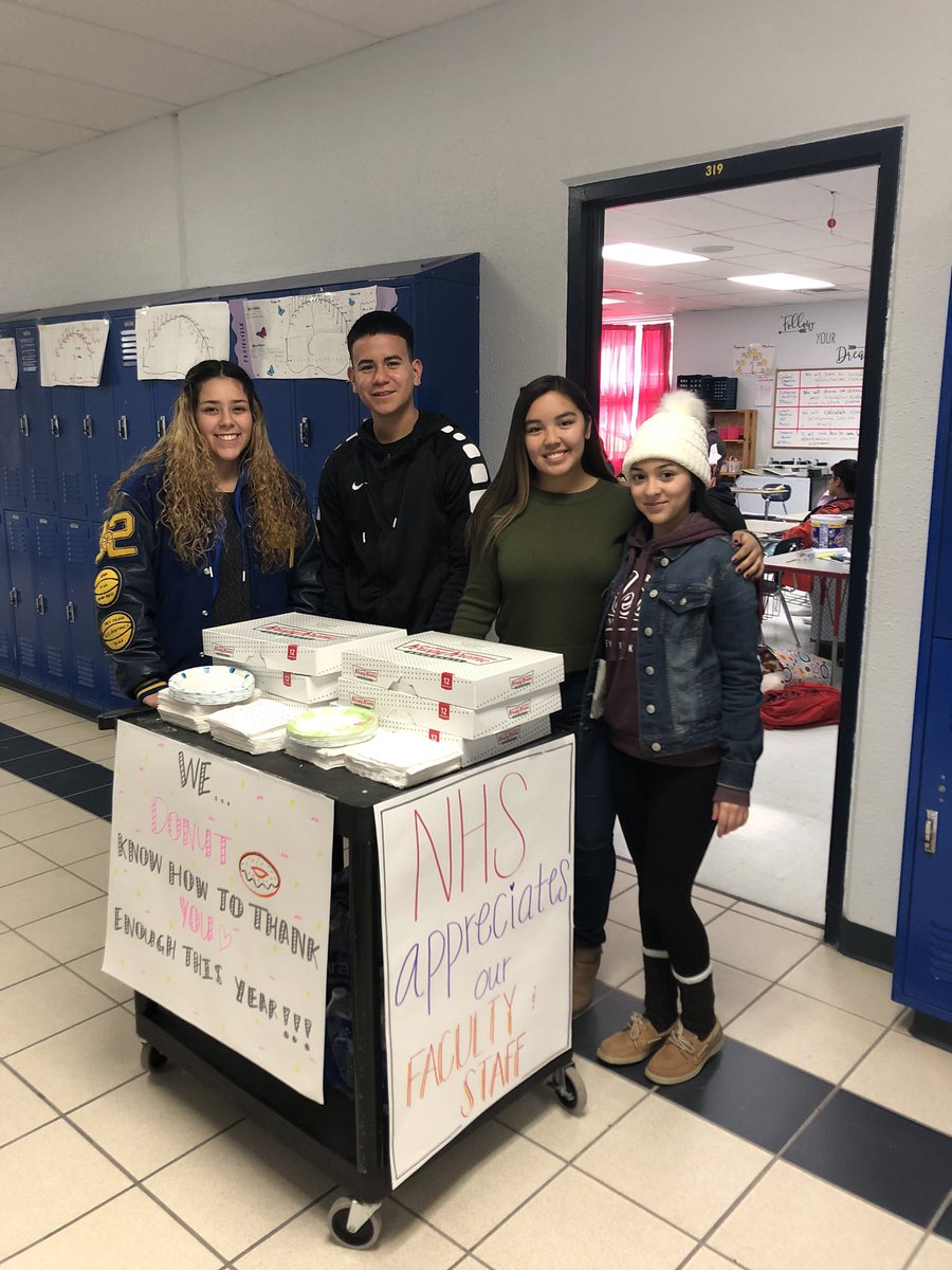 anahi_morales14's tweet photo. NHS hands out donuts to our faculty &amp; staff in appreciation for their hard work this year! We donut know how to thank you enough! Happy Holidays &amp; Merry Christmas🎄#sehsthebest #SEISDInspires #thebestisyet2c0me https://t.co/GflBuZJ3DW