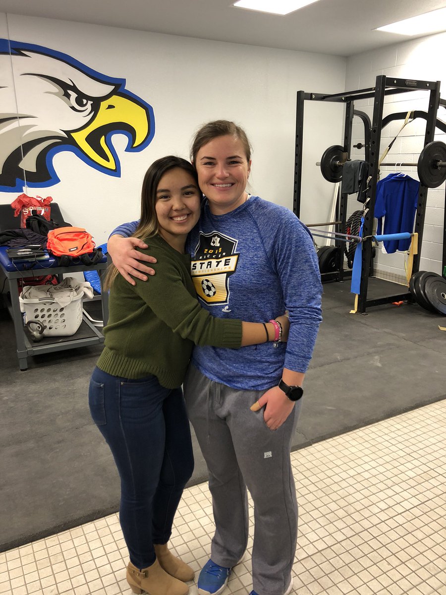 anahi_morales14's tweet photo. NHS hands out donuts to our faculty &amp; staff in appreciation for their hard work this year! We donut know how to thank you enough! Happy Holidays &amp; Merry Christmas🎄#sehsthebest #SEISDInspires #thebestisyet2c0me https://t.co/GflBuZJ3DW