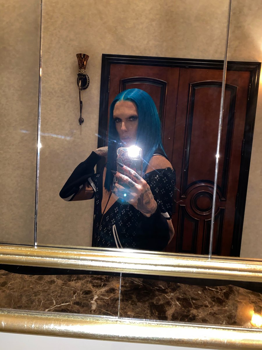 JeffreeStar's tweet photo. FEELING BLUE 💙 https://t.co/aEXntg6OTd