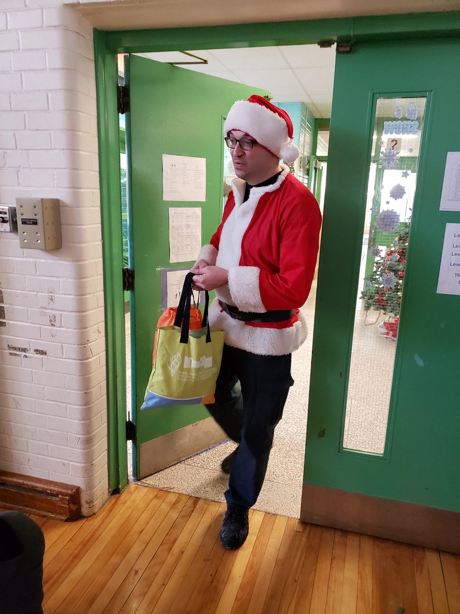 FinchPublic's tweet photo. Holiday cheer with our annual Holiday Sing Along! https://t.co/HHe7siLxiR