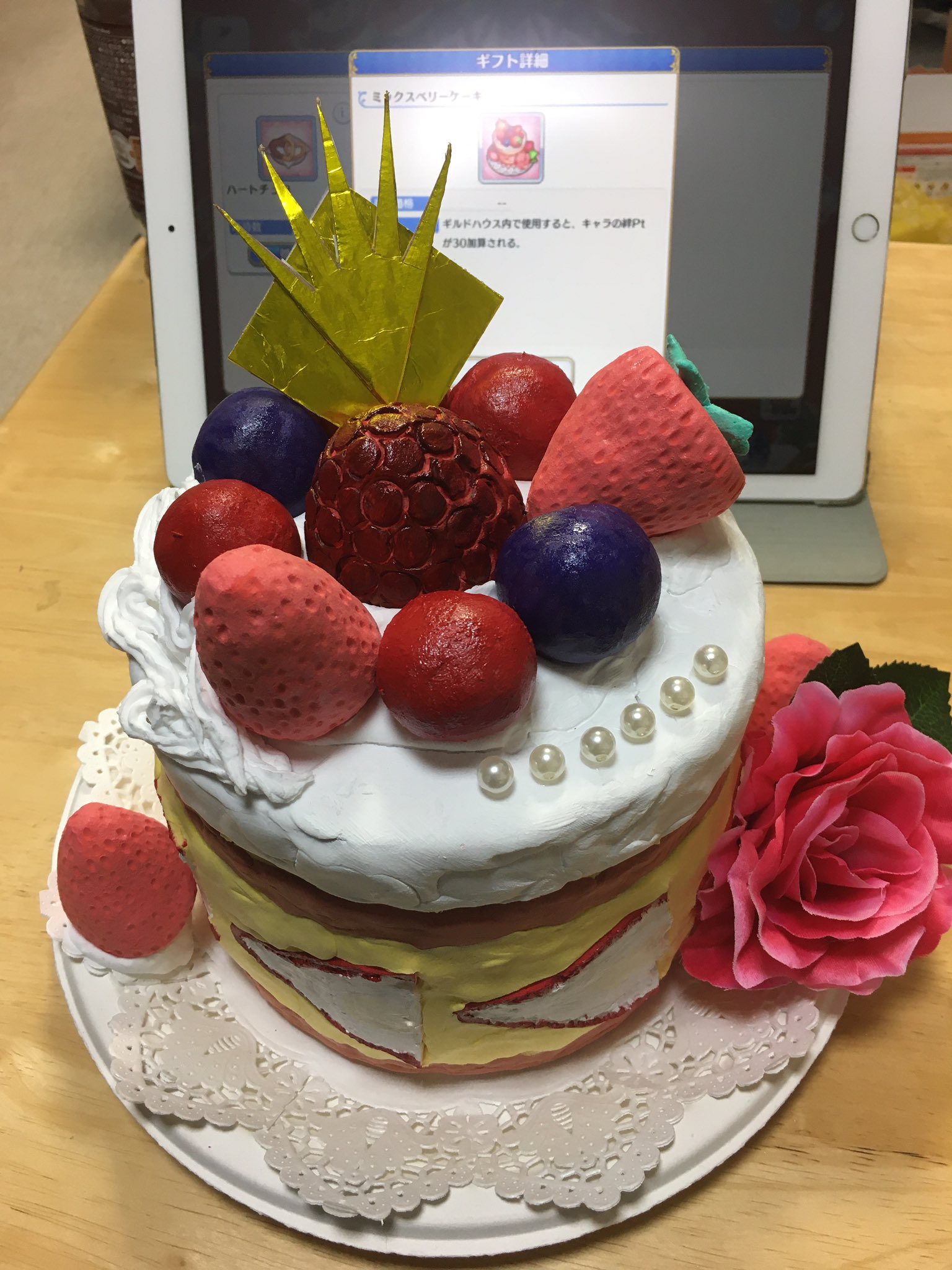 توییتر 敵沢 در توییتر ミックスベリーケーキ完成しましたた 2枚目はサイズ比較に冷蔵庫にあった2リットルペットボトル並べてみた感じです デカい 冬コミはカメラ持ってくだけの予定だったけどなんか寂しかったので撮影用の小道具として作ってみました 作ってて