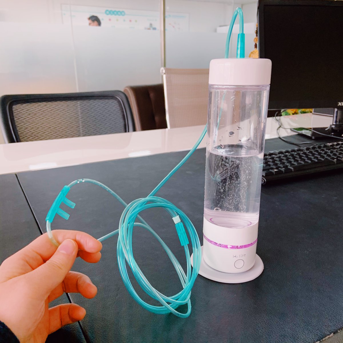 H2life1's tweet image. Woo! It is also a portable hydrogen inhaler!😍
#hydorgenwaterbottle
#hydrogeninhaler
#hydrogenwatergenerator
#hydrogenhealthy #healthylifestyle