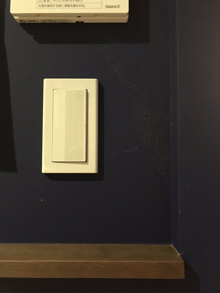 ごん 助けて有希化学 新築の壁紙が濃い青なんですが 壁紙ののりがはみ出てたり大工さんの指痕が浮き出てきていて取れないんです 壁紙白なら目立たなかったでしょうが 消しゴム メラミンスポンジで擦るはやりました これはどーやったらとれますか