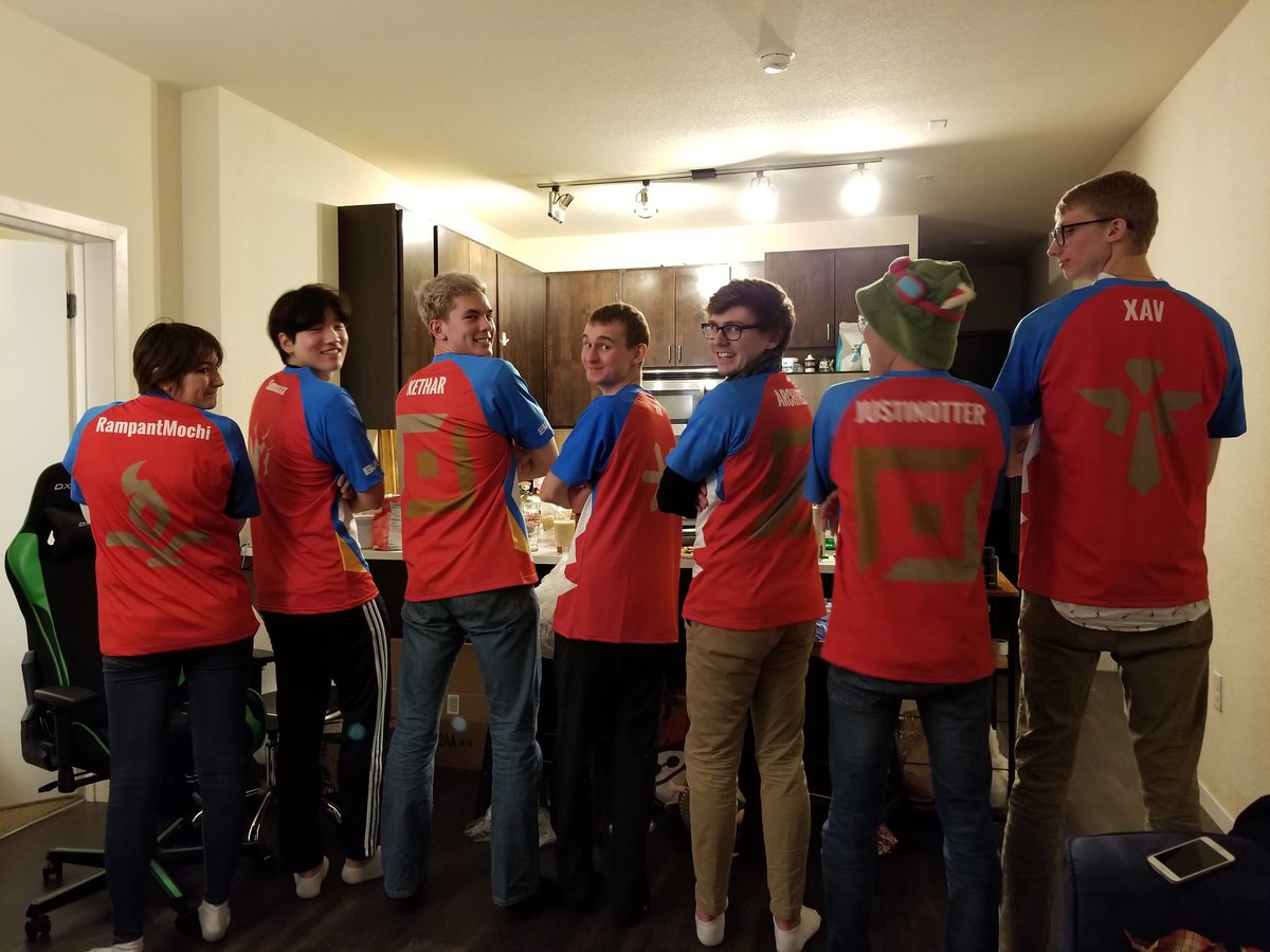 KetharB's tweet photo. My Christmas surprise that I've been holding in for my muppets team! Best friends that Ive made in undergrad.
#muppets #collegiatelol #leagueteam 
Artwork courtesy of @momochirabbit https://t.co/QiNouRJkSR