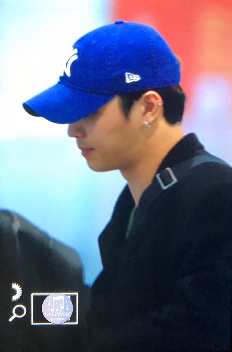 DeepInSIK_LHS's tweet photo. 191221 마닐라 입국 프리뷰

@BTOB_IMHYUNSIK 
#비투비 #BTOB #임현식 #HYUNSIK https://t.co/Lvv8cfcn2Q