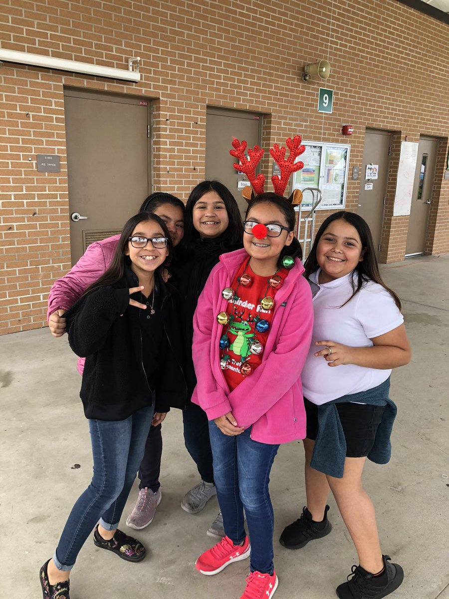kinder2Psinapod's tweet photo. 3rd graders enjoyed the Reindeer Run at Lake Trafford Elementary.  @LearningatLTE Thank you @BenisonCenter for donating water and @Lipman_Produce for donating delicious fruit. https://t.co/xfy70tccSx