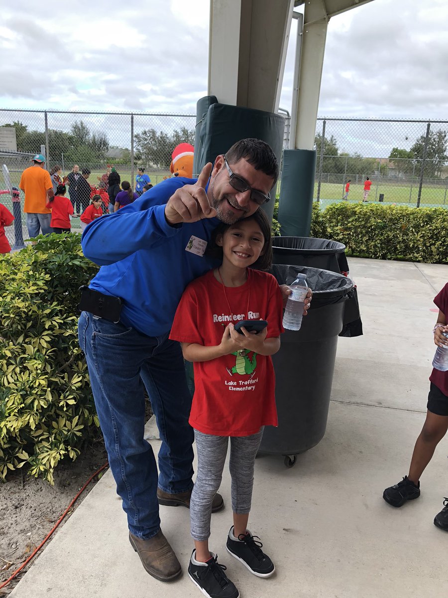 kinder2Psinapod's tweet photo. 3rd graders enjoyed the Reindeer Run at Lake Trafford Elementary.  @LearningatLTE Thank you @BenisonCenter for donating water and @Lipman_Produce for donating delicious fruit. https://t.co/xfy70tccSx