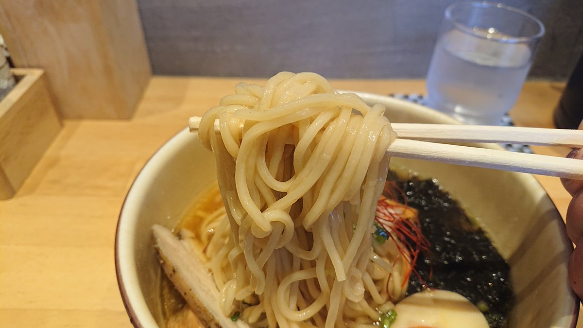 int_midori's tweet photo. 焼鳥らいおん 来恩@ひたちなか
鶏そば

夜は焼鳥屋さんのこのお店🐔
ラーメン屋さんと変わらないレベルの🍜マジで美味しい😋
少し甘めの鶏スープとっても美味しゅうございました！二種類の鶏チャーも👍美味しく汁完ごちそうさま～😁

今度は煮干しの食べてみよっと！🤣 https://t.co/g28cqfNbm4