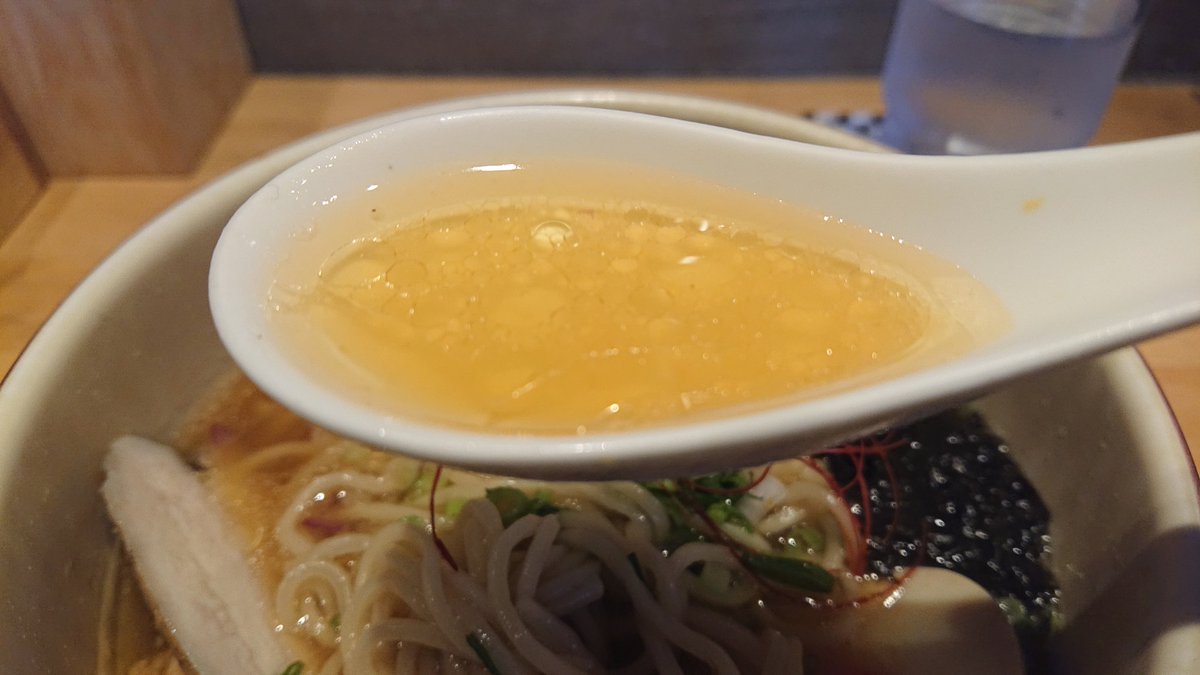 int_midori's tweet photo. 焼鳥らいおん 来恩@ひたちなか
鶏そば

夜は焼鳥屋さんのこのお店🐔
ラーメン屋さんと変わらないレベルの🍜マジで美味しい😋
少し甘めの鶏スープとっても美味しゅうございました！二種類の鶏チャーも👍美味しく汁完ごちそうさま～😁

今度は煮干しの食べてみよっと！🤣 https://t.co/g28cqfNbm4