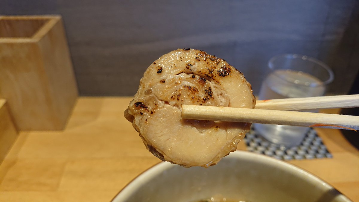 int_midori's tweet photo. 焼鳥らいおん 来恩@ひたちなか
鶏そば

夜は焼鳥屋さんのこのお店🐔
ラーメン屋さんと変わらないレベルの🍜マジで美味しい😋
少し甘めの鶏スープとっても美味しゅうございました！二種類の鶏チャーも👍美味しく汁完ごちそうさま～😁

今度は煮干しの食べてみよっと！🤣 https://t.co/g28cqfNbm4