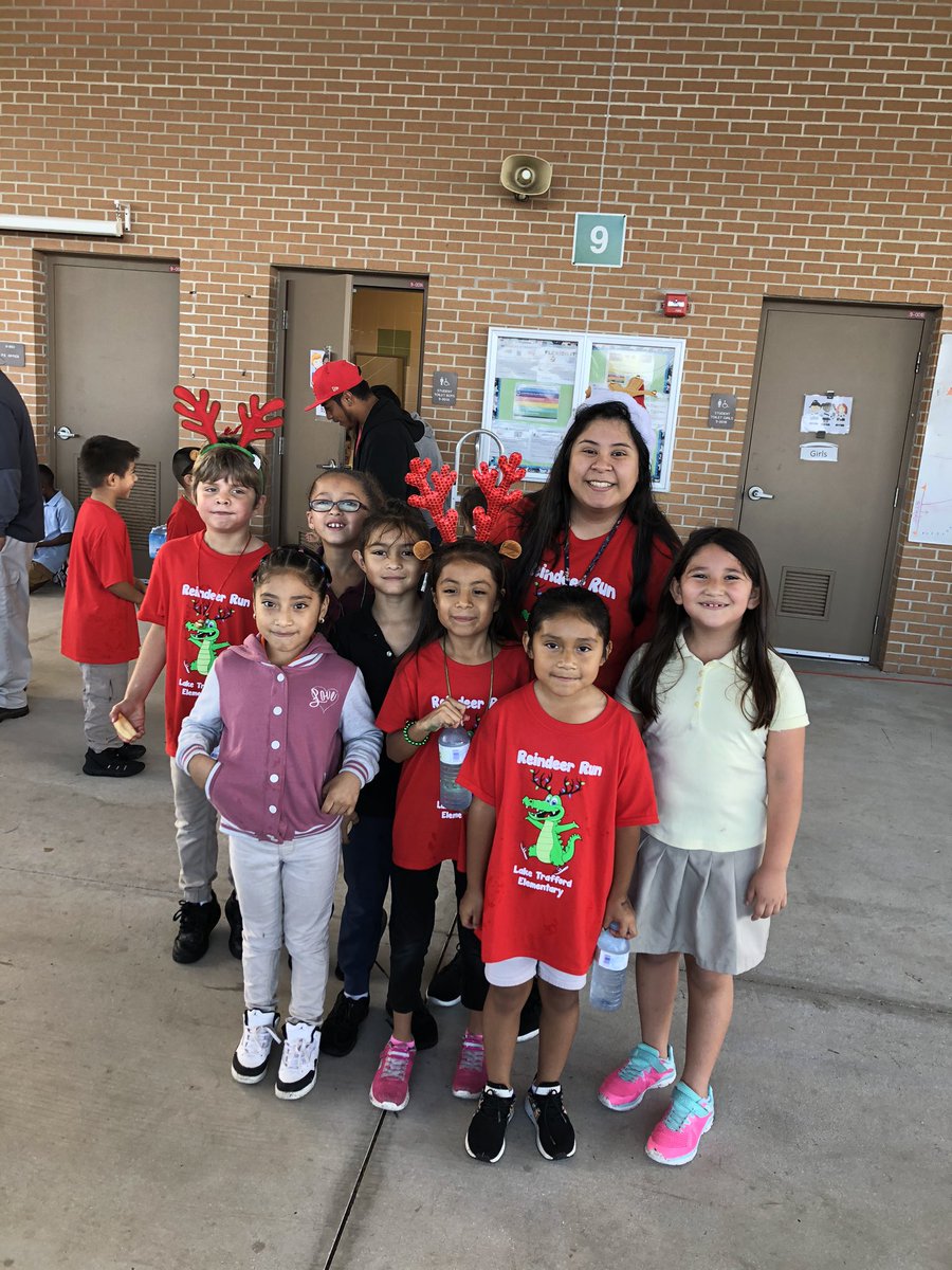 kinder2Psinapod's tweet photo. 2nd graders enjoyed the Reindeer Run at Lake Trafford Elementary.  @LearningatLTE Thank you @BenisonCenter for donating water and @Lipman_Produce for donating delicious fruit. https://t.co/8Ii5lUF2l0