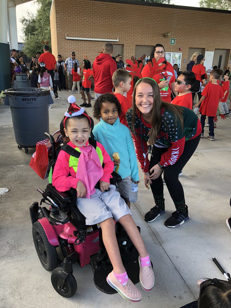 kinder2Psinapod's tweet photo. 2nd graders enjoyed the Reindeer Run at Lake Trafford Elementary.  @LearningatLTE Thank you @BenisonCenter for donating water and @Lipman_Produce for donating delicious fruit. https://t.co/8Ii5lUF2l0