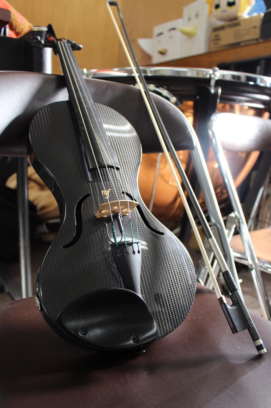 東京工業大学管弦楽団 ドイツのアーヘン工科大学と東京工業大学は 大学間学術交流協定を締結しています この度 同大学のテキスタイル技術研究所が開発に携わっている炭素繊維強化複合材料製の弦楽器 バイオリン２丁 ビオラ チェロ各１丁 が 関係者の