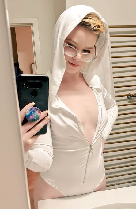 Someone very generous bought me this super cute jumpsuit! 😍 Don't I look so cute in it? https://t.co<a href="/tag/mvsales"class="tags"><span>#mvsales</span></a>