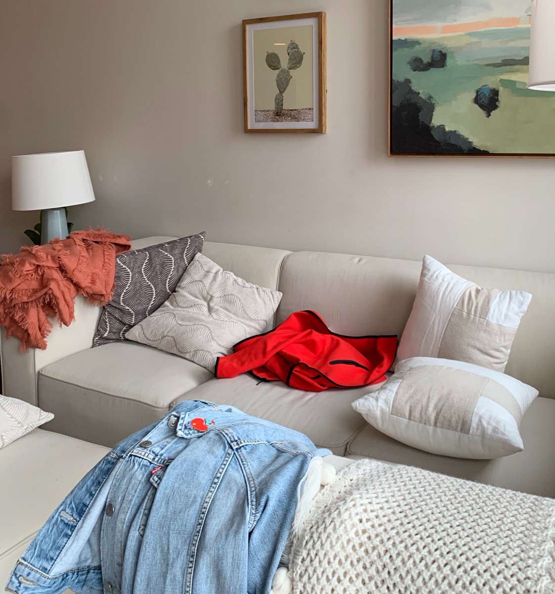 Our version of #Friendsmas is to chill, eat, and watch Christmas movies🎄 ⁣
⁣
Are you having your own #Friendsmas ? Let us know what kind of traditions you have (we always have a white elephant gift exchange 🎁)!