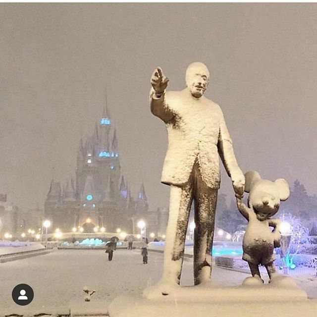 DLifestylers's tweet photo. This photo will always make us feel in the holiday spirit! Taken at Tokyo Disneyland by @pontevecchio_iz #disneychristmas #disneyholidays #disneywinter #disneysnow #disneypartnerstatue #waltdisney #mickeymouse #tokyodisneyland https://t.co/SX1dG2TQx9 https://t.co/hIo6hXqu1C