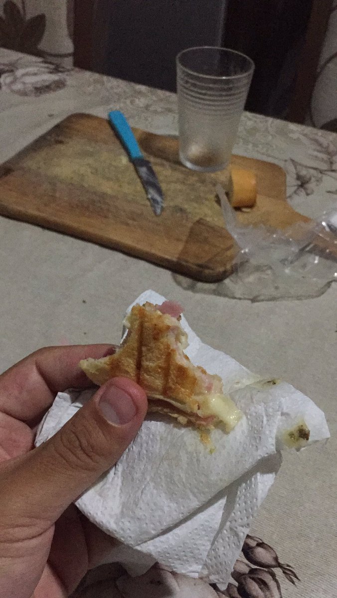 fefefelipe's tweet photo. A gente “descobre” comidas e come elas por semanas, não? Provolone e peito de peru são 2 delas https://t.co/eNPDQv7fxm