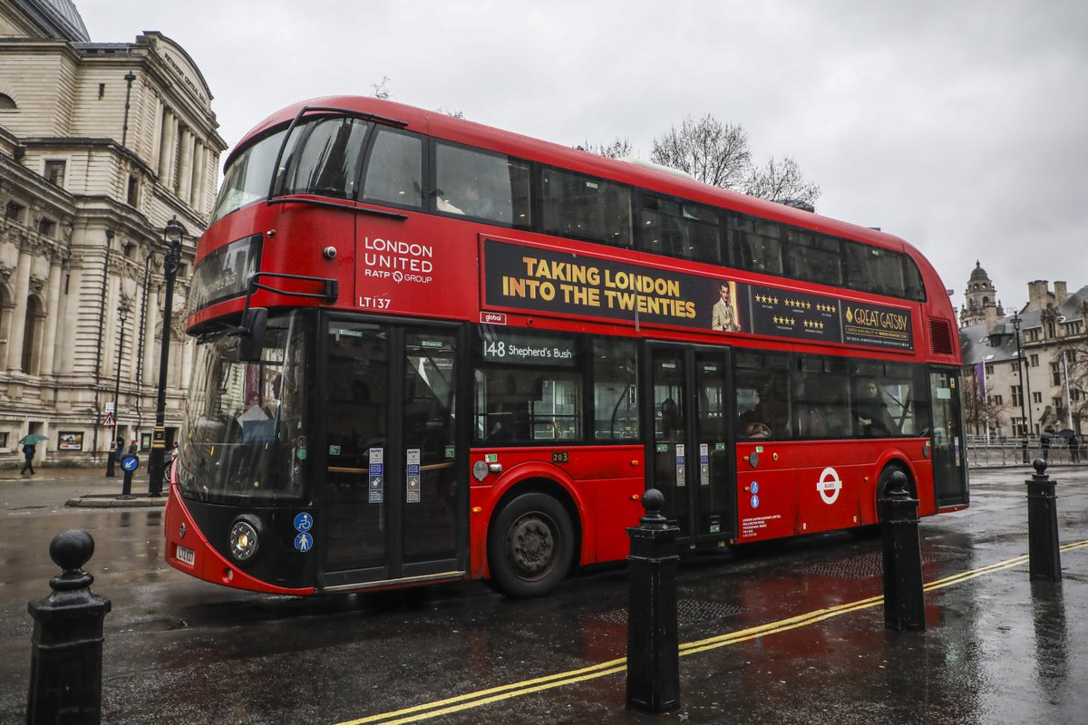 Красный автобус маршрутка. Электроавтобус в Лондоне. Лондонский даблдекер. Красный автобус. Красный двухэтажный автобус.