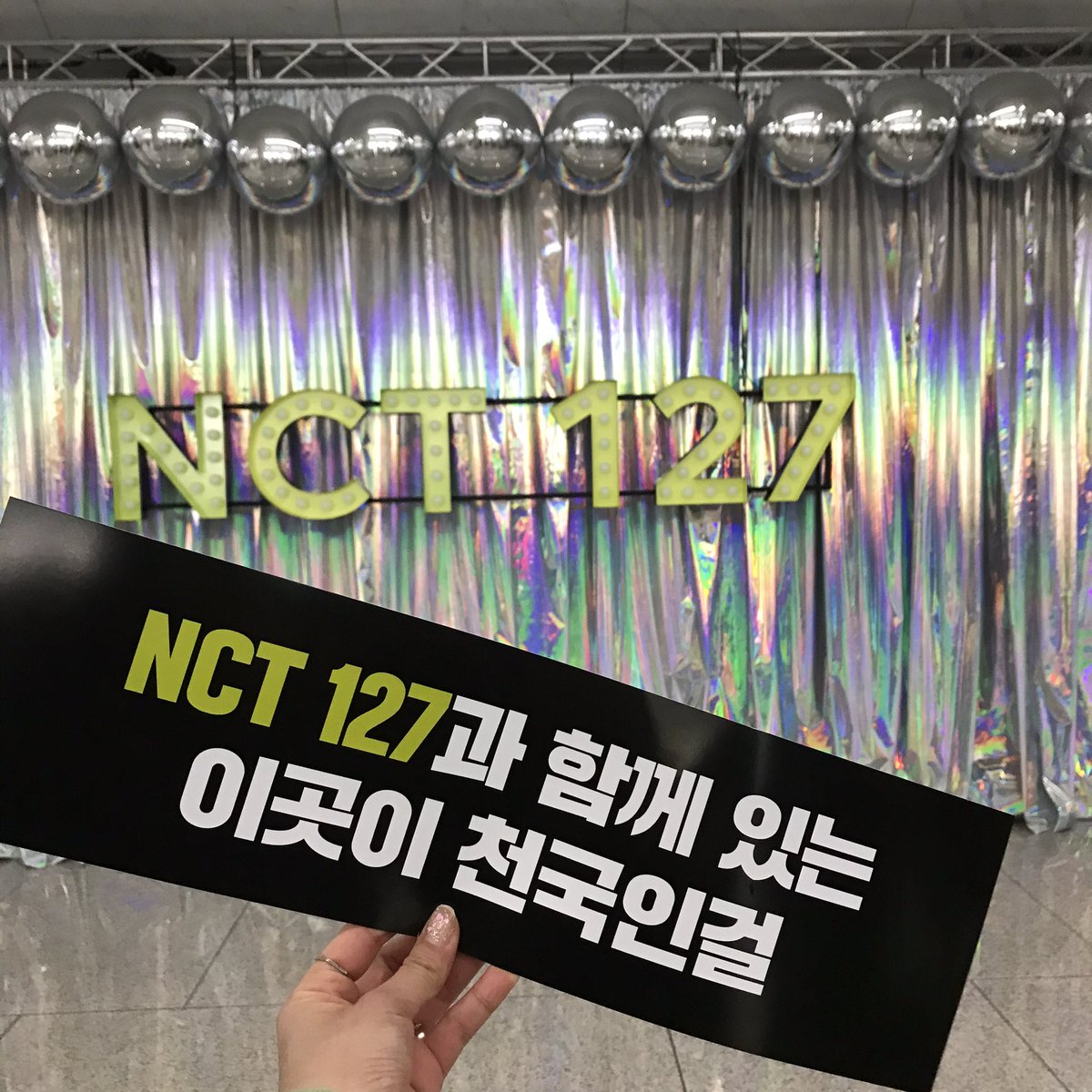 metotayu's tweet photo. damn I’m now in tears with only one performance - hollly so freaking happy to be here finally through out this year finally I made it here today https://t.co/pcv6LqTo6t
