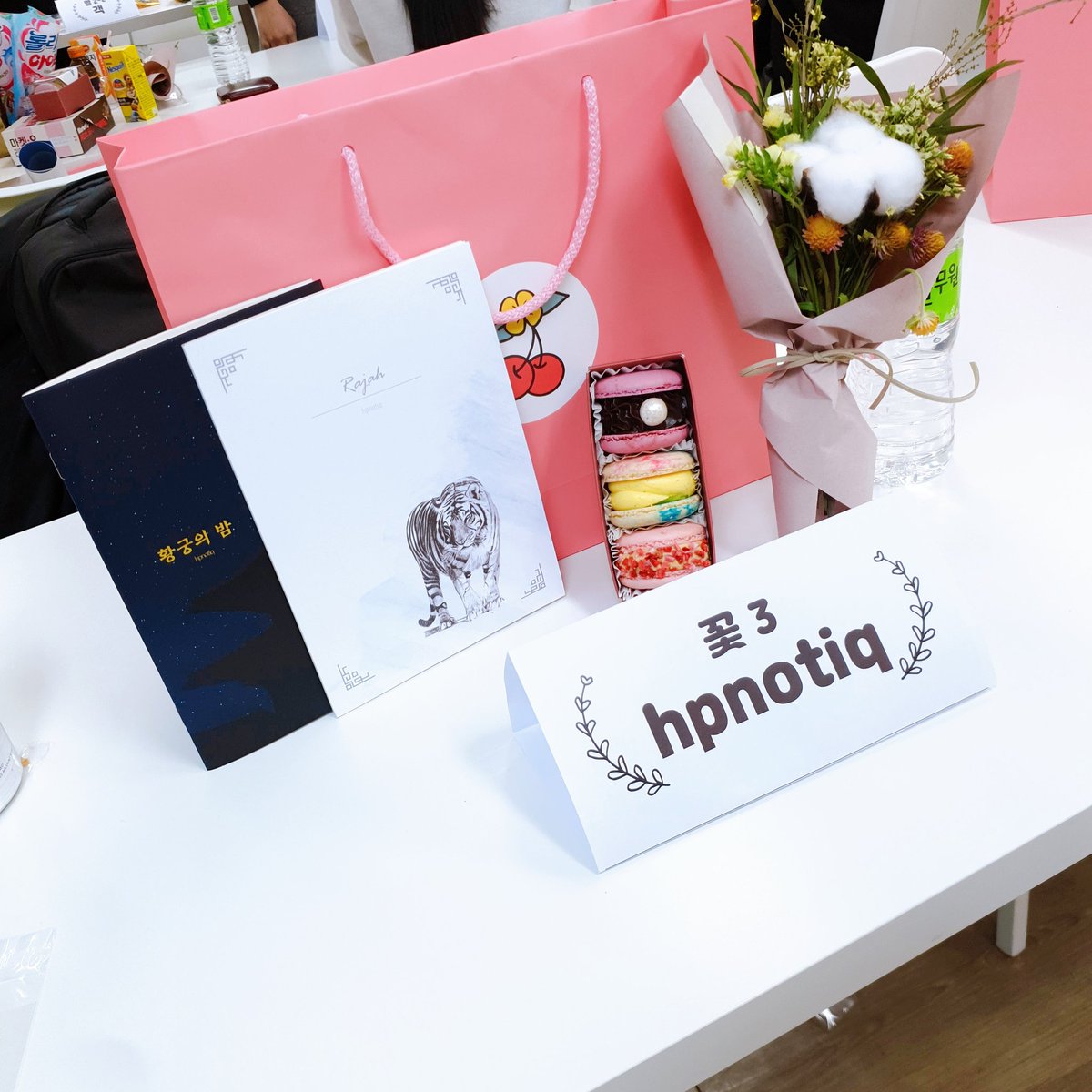 찬종배포전(<a href="/6188ckonly/">찬종배포전：🍒개화결실🌸 [행사종료]</a>) 선생님들 고생 넘 많으셨습니다! 너무 늦게 가서 죄송했어요😂 넘 예쁘게 꾸며주셔서 좋았어요! 부스에 들러주신 분듷 너무 감사합니다😁 다들 까만술님한테 라쟈 인사 하셨나 모르겠네...