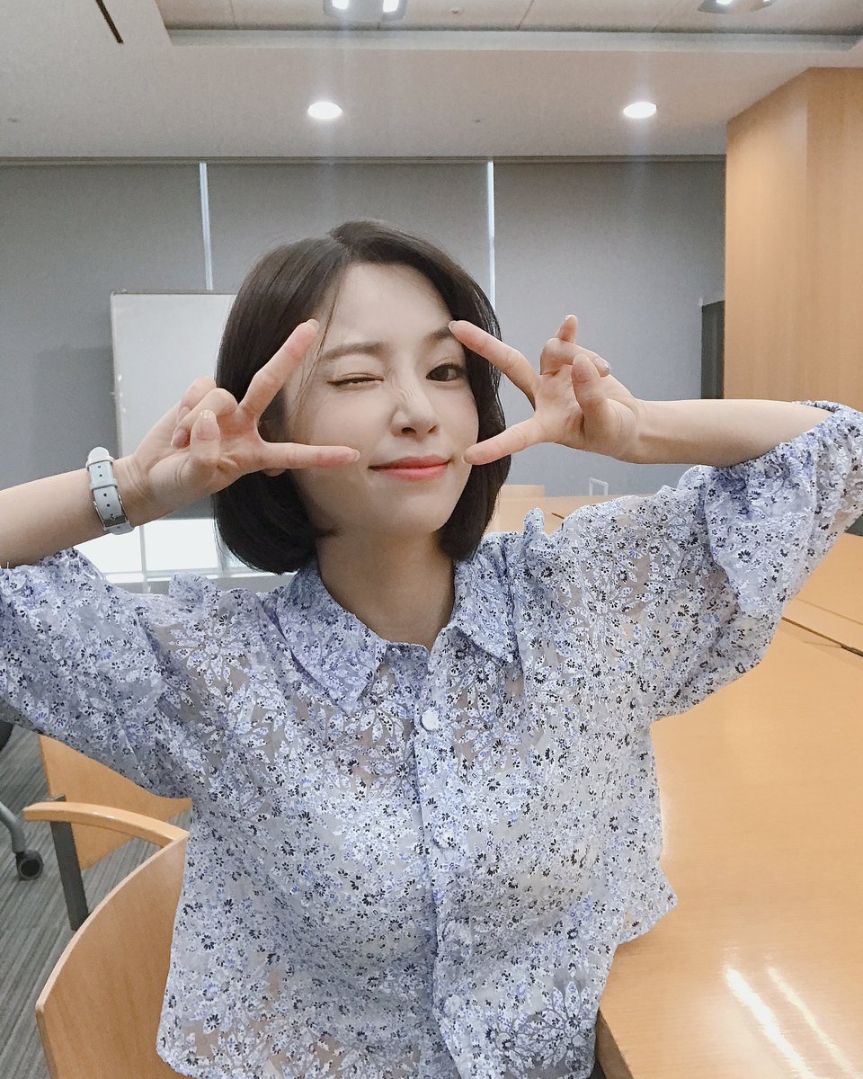KimsoriOfficial's tweet photo. SoriNotSorry finally reached 200K subscribers! (So happy that I wanna cry) really thank you all! I will prepare an YT live event for reaching 200K, so stay tuned!

#200k #SoRi #youtube https://t.co/i3SjnxFACM