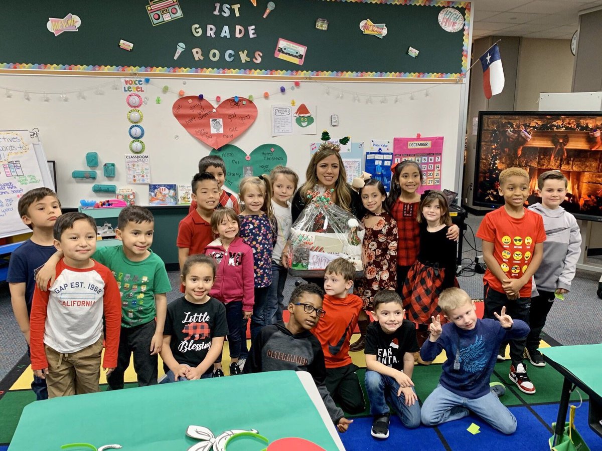hellomstello's tweet photo. So incredibly thankful for every single one of my amazing students and their parents too of course! We had a great time at our holiday party! Time to enjoy our holiday break! We wish everyone a very Merry Christmas and Happy New year!!❤️🎄💚 @BlackBearkats #BKRock https://t.co/hVVK9JbqfM