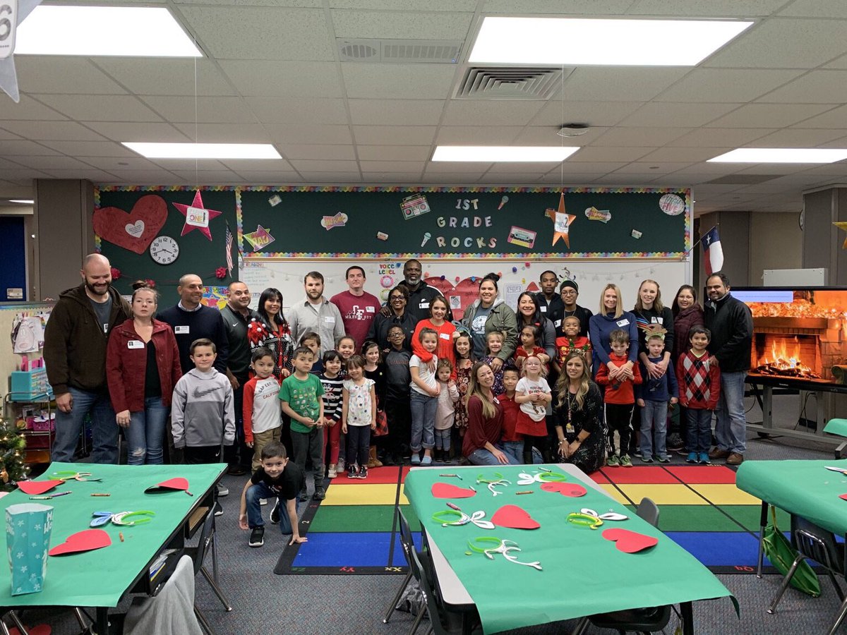 hellomstello's tweet photo. So incredibly thankful for every single one of my amazing students and their parents too of course! We had a great time at our holiday party! Time to enjoy our holiday break! We wish everyone a very Merry Christmas and Happy New year!!❤️🎄💚 @BlackBearkats #BKRock https://t.co/hVVK9JbqfM