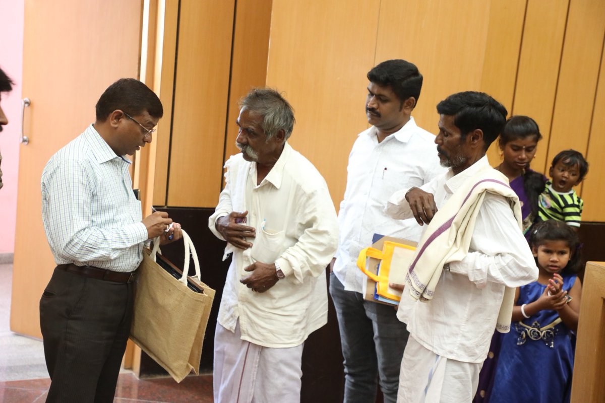 LABOUROFFICERR1's tweet photo. ಕಾರ್ಯಕ್ರಮದ ನಂತರ ಬಿಡುಗಡೆಗೊಂಡ ಜಿಲ್ಲಾ ಕಾರ್ಮಿಕರೊಂದಿಗೆ ಸಮಾಲೋಚನೆಯ ನ್ನು ನಡೆಸಿದರು. https://t.co/VkmLveNgmB