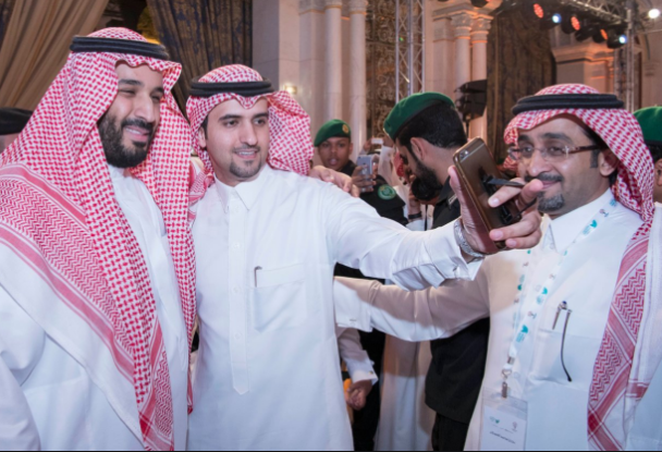 NezamMahdawi's tweet photo. طيب.. إذا مدير مكتب #محمد_بن_سلمان يدير الذباب الإلكتروني وآلاف الحسابات الوهمية وأصبح مطلوباً أمريكياً للتحقيق معه بفضيحة التجسس في #تويتر وهو الذي كان حلقة الوصل بين فريق اغتيال #خاشقجي وأميره، فأي مستقبل تنتظره المزرعة #السعودية على يد أمير قاتل أرعن طائش؟
#بدر_العساكر https://t.co/yYSpyrnwSj