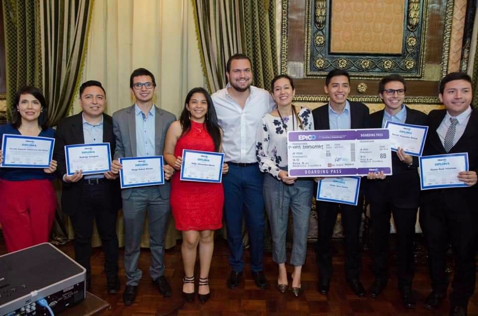 rodrigos_ec's tweet photo. Cerramos el año con el triunfo de #PuntoInteligente ganadores de #IdeandoGye. Los equipos #1024bits y #SmartBytes ganadores de @pyweekend. Y el equipo #ReOceans ganadores del @SpaceApps Ecuador. Estoy rodeado de jóvenes talentosos, de varias carreras y diversas habilidades. (3/3) https://t.co/uRQ9pbk0D5