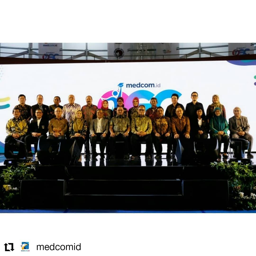 BeasiswaOSC's tweet photo. Momen di Awarding Night OSC 2019π€
Selamat kepada sobat OSC semua! Kalian hebat dan kerenπ
#OSCMedcom2019 https://t.co/2Azha9SJnP