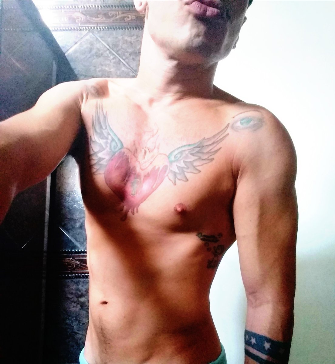 SansilFelipe's tweet photo. O corpo // O rosto https://t.co/LFuR5vBANI