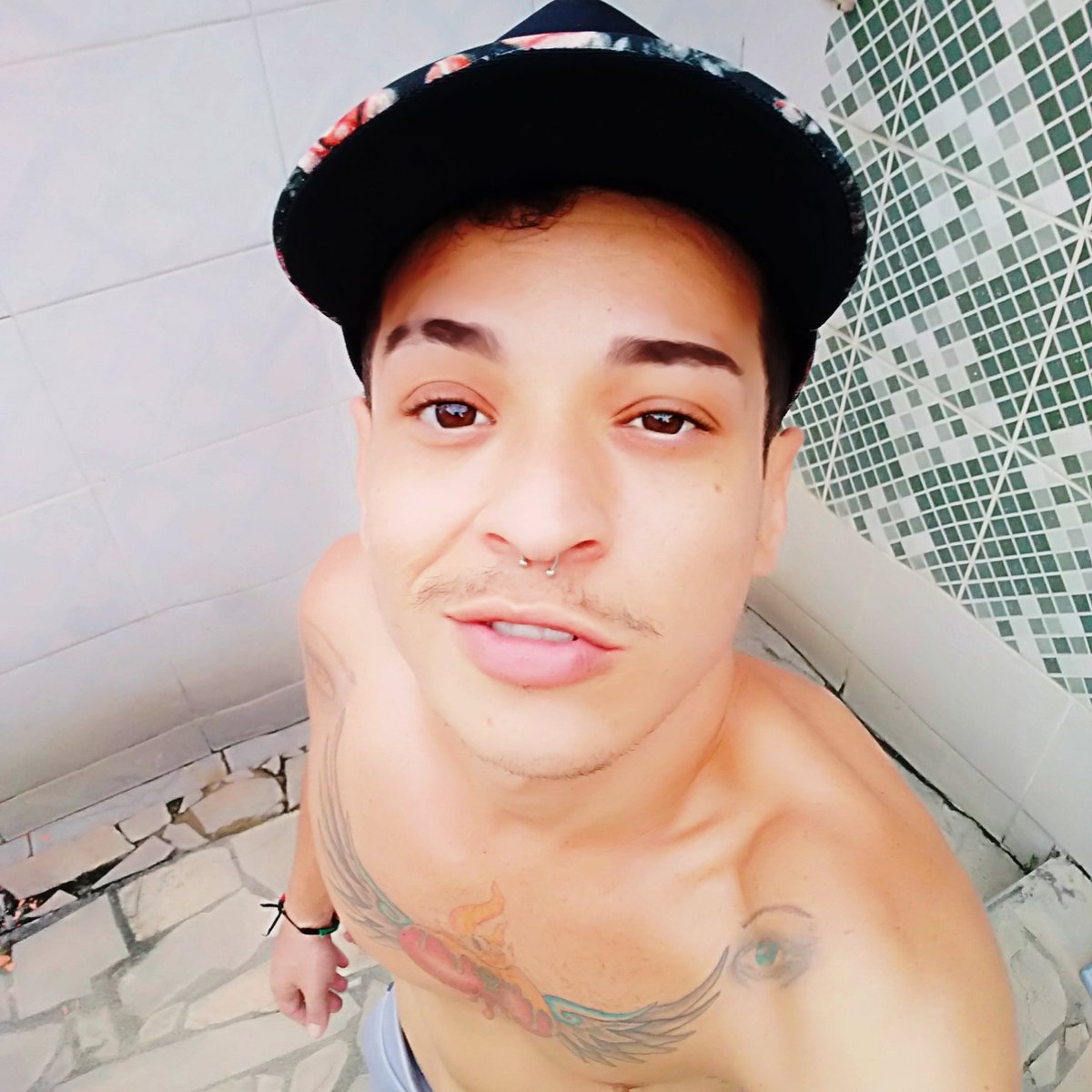 SansilFelipe's tweet photo. O corpo // O rosto https://t.co/LFuR5vBANI
