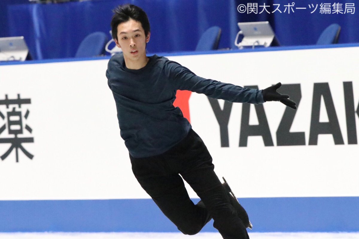 関大スポーツ編集局 アイススケート 第回全日本フィギュアスケート選手権大会 ３日目 於 代々木国立競技場 第一体育館 男子公式練習 第３グループの公式練習に須本光希 政策１ も参加しました ３連続ジャンプなどを入念に確認し 曲かけでは