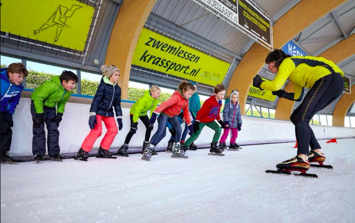 ❄️ Zowel in de eerste als in de tweede week van de #kerstvakantie verzorgt #krassport weer de vakantie-intensief #schaatscursussen voor kinderen! 
⛸ ow.ly/qWxf50xDTTe
#kerstvakantietip #kidsprooftip #schaatsen #ijsbaan #haarlem #kinderen
