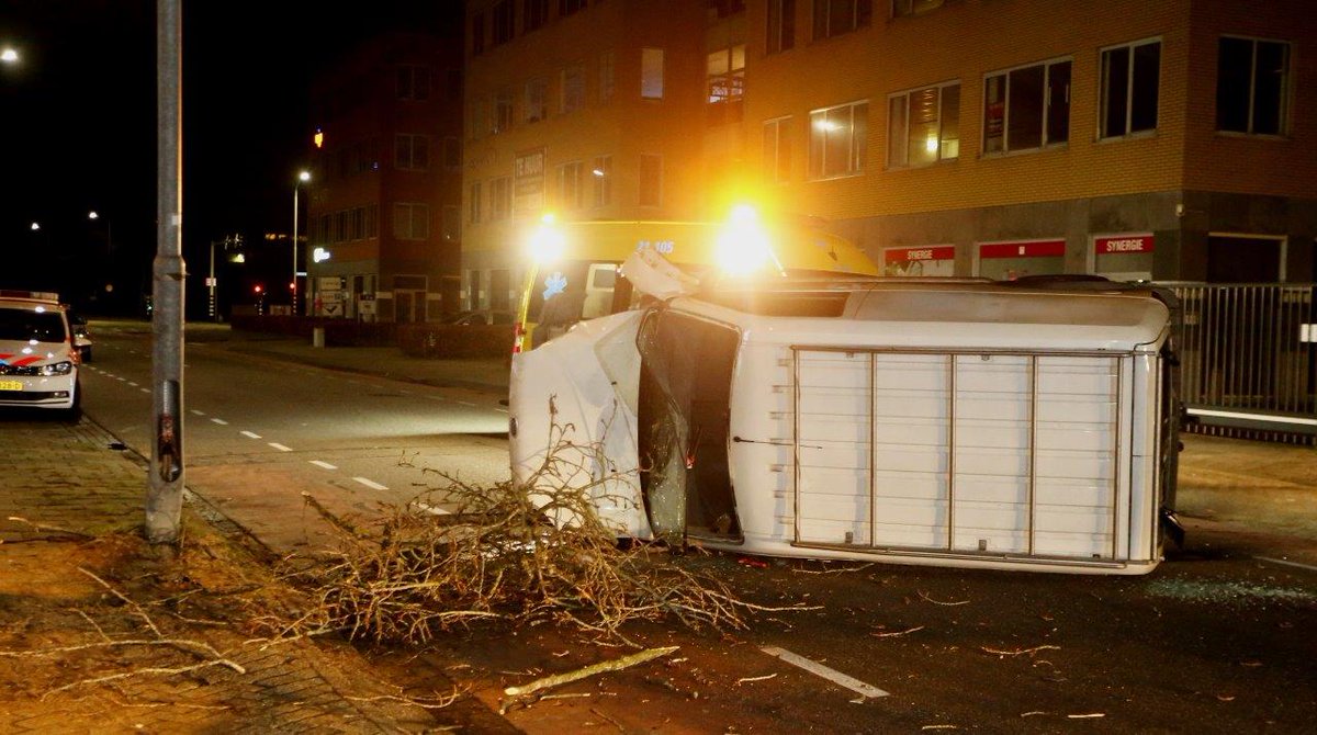 Een vrouw is in de nacht van vrijdag op zaterdag gewond geraakt bij een eenzijdig verkeersongeval in Den Bosch. ..
