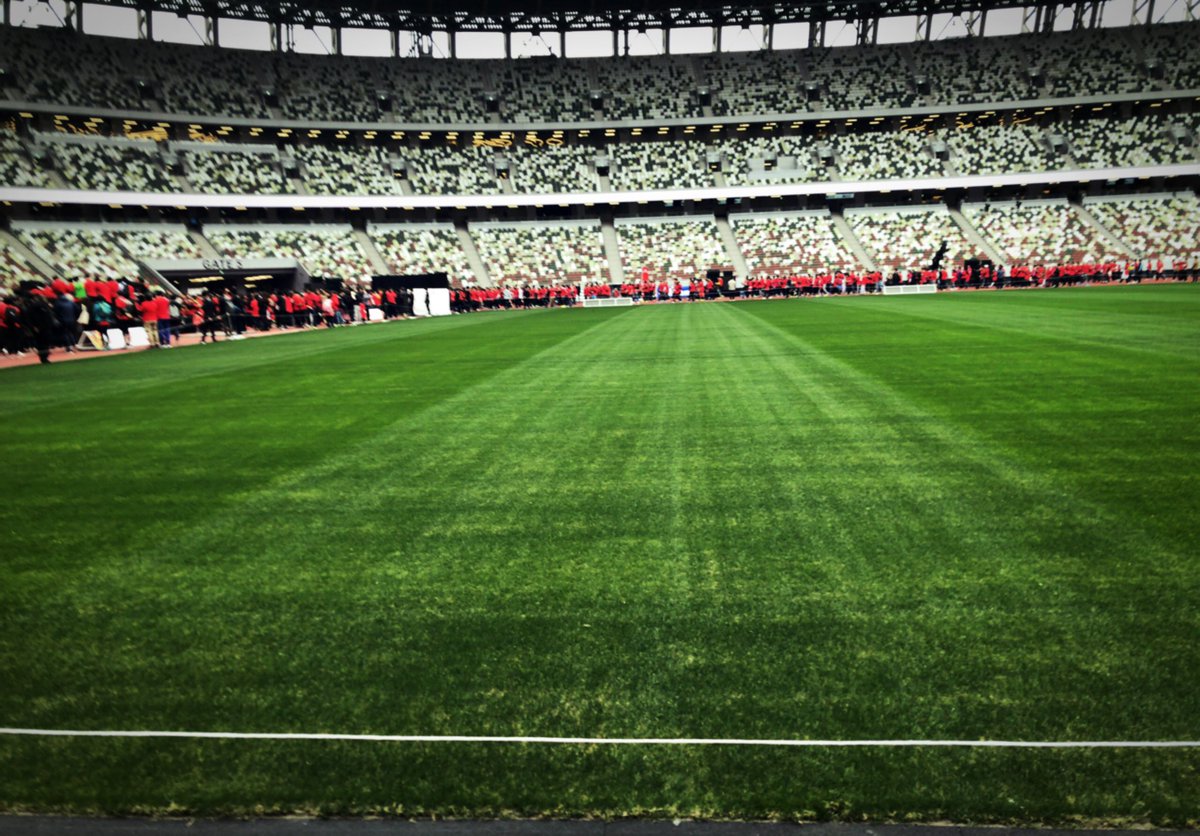 hhassy's tweet image. 「アシックスファーストラン」イベントで、新国立競技場に。

まだ白線の引かれたことのない芝。
まだ歓声の上がったことのないスタンド。

かつて、沢山の興奮が駆け、1964年の聖火が燃え、学徒が出陣した場所の記憶の上。

いよいよ始まる、新しい歴史だ。

#RUNforX