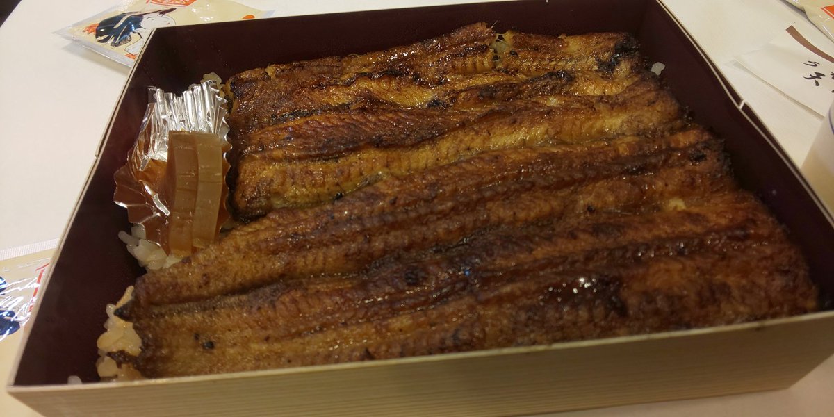 ry0110_2's tweet photo. 鰻をご馳走になりました。
お茶は尿検査用のカップでのまされてます。はい。 https://t.co/Uugnwqqzuc