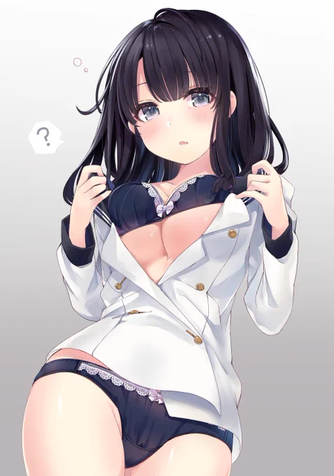 寝ぼけてワンサイズ小さい頃の制服を着ようとしてる子 