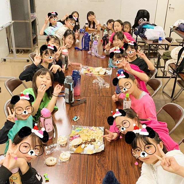urakata_fromLS's tweet photo. 年末恒例！
お菓子パーティー！
#lockshow #dance #kids #kunitachi #国立市 #キッズ #ダンス #年末 #恒例 #お菓子 #パーティー #クリスマス #xmas https://t.co/IfKXYaRLAE