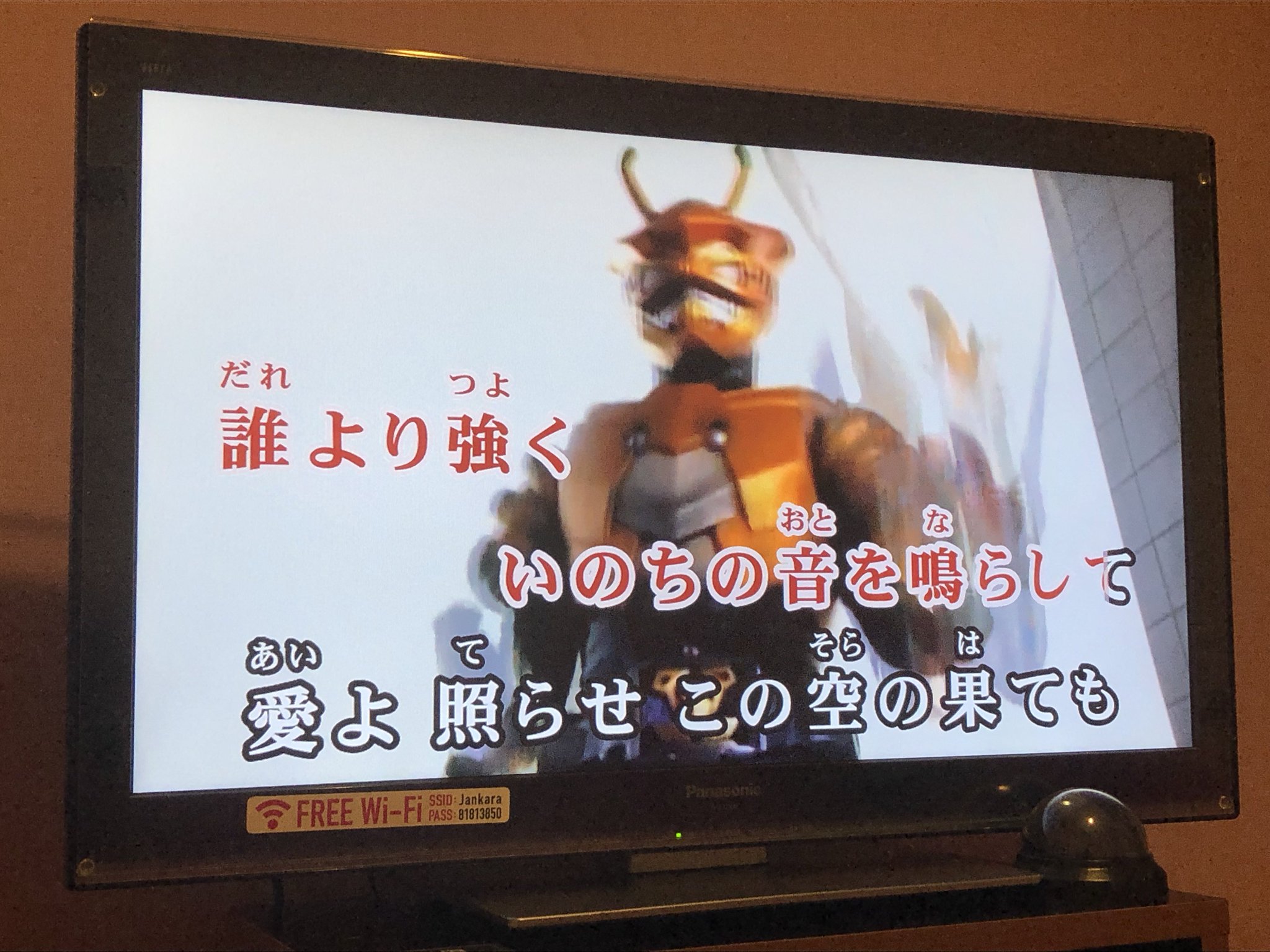 Sei Nen A Twitter カラオケで仮面ライダー龍騎の主題歌 Alive A Life 歌うと龍騎本編の映像流れるんだけども画像の 誰より強くいのちの音を鳴らして という歌詞 のところでわずか2話で退場した仮面ライダーシザースが出てきて Sei Nen A Twitter カラオケで仮面ライダー龍騎の主題歌 Alive A Life 歌うと龍騎本編の映像流れるんだけども画像の 誰より強くいのちの音を鳴らして という歌詞 のところでわずか2話で退場した仮面ライダーシザースが出てきて
